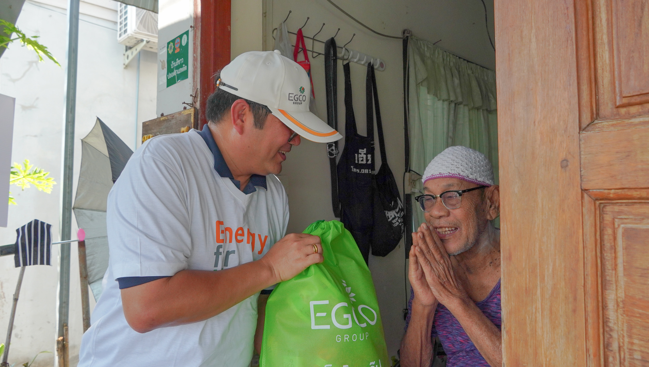 EGCO Group ส่งต่อพลังใจ มอบถุงยังชีพ ช่วยผู้ได้รับผลกระทบจากน้ำท่วมในเขตหลักสี่